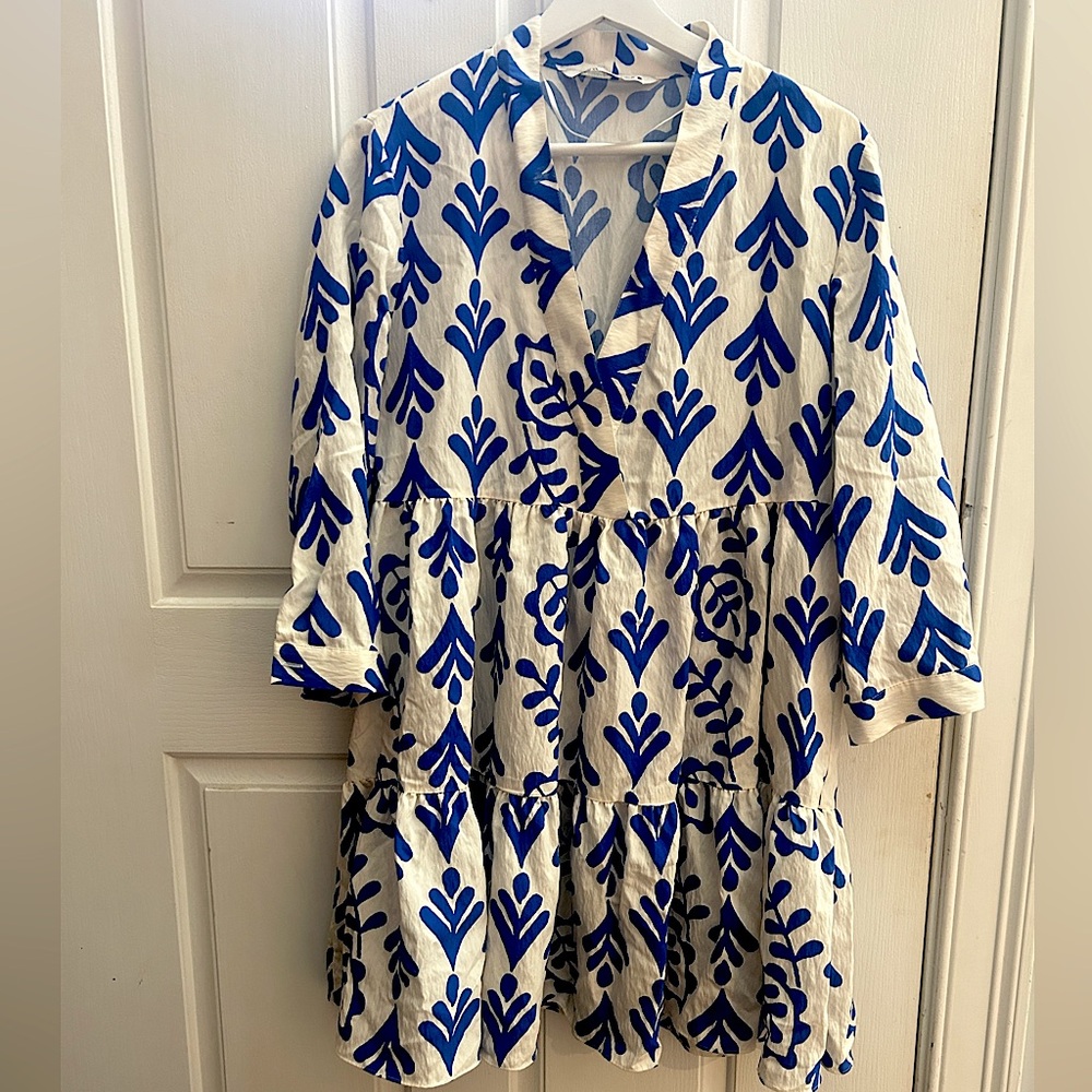 Like new ZARA 3/4 sleeve Swing Dress with Blue and White Pattern. Size med